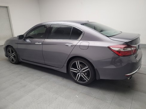 Used 2017 Honda Accord Touring image 3