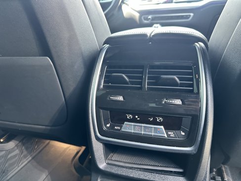 Used 2022 BMW X7 M50i image 15