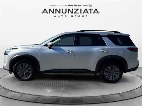 Used 2025 Nissan Pathfinder SV image 2