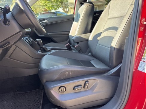 Used 2020 Volkswagen Tiguan SE w/ Panoramic Sunroof Package image 17
