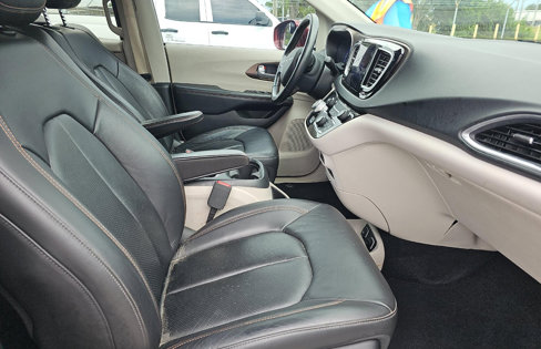 Used 2017 Chrysler Pacifica Touring-L Plus w/ Tire & Wheel Group image 7