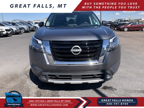 Used 2024 Nissan Pathfinder SV image 2