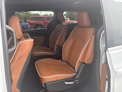 New 2026 Chrysler Pacifica Pinnacle image 16
