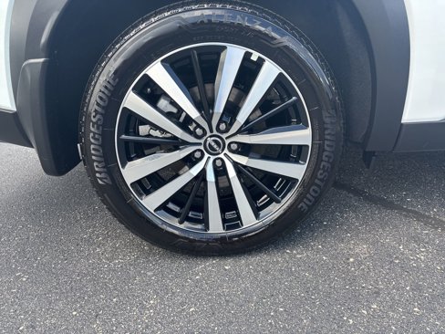 Used 2025 Nissan Pathfinder Platinum image 2