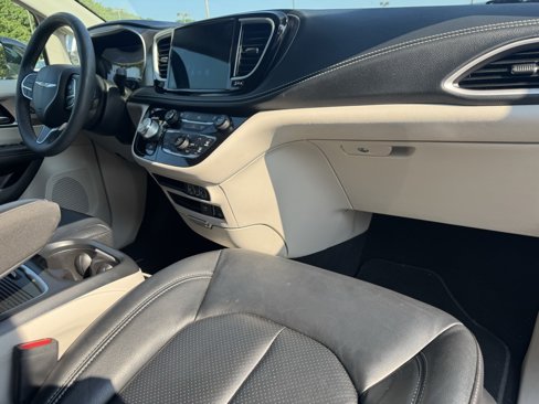 Used 2022 Chrysler Pacifica Touring-L image 17
