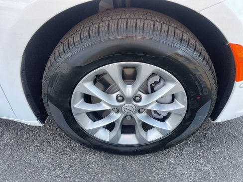 New 2026 Chrysler Pacifica Select image 12