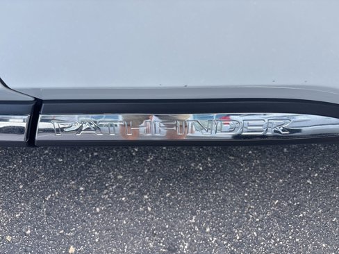 Used 2025 Nissan Pathfinder Platinum image 13