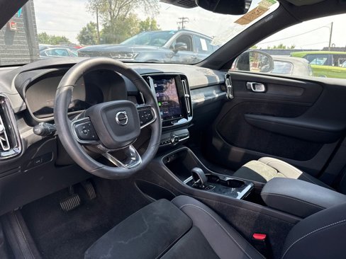 Used 2023 Volvo XC40 Recharge Plus image 2