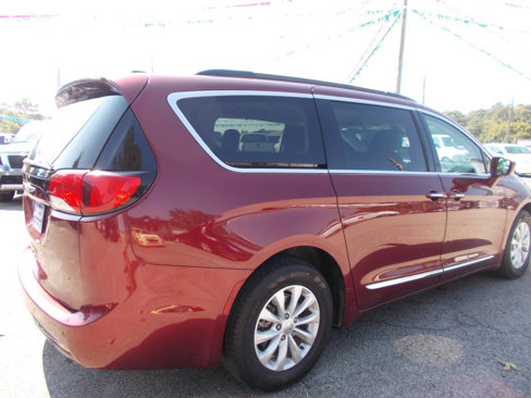 Used 2017 Chrysler Pacifica Touring-L image 3