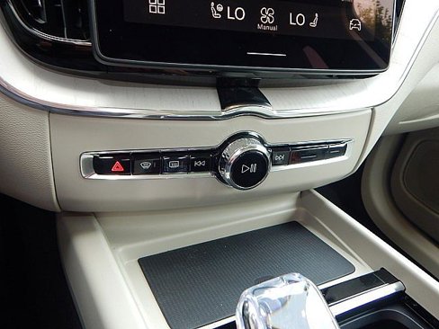 New 2026 Volvo XC60 B5 Ultra w/ Protection Package Premier image 18