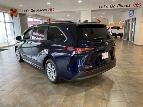 New 2025 Toyota Sienna XLE image 3