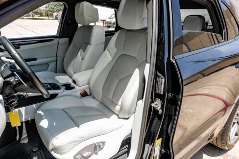 Used 2024 Porsche Macan w/ Premium Plus Package image 3