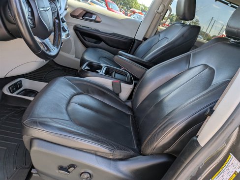 Used 2019 Chrysler Pacifica Touring-L image 14