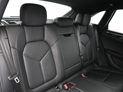 Certified 2025 Porsche Macan image 12