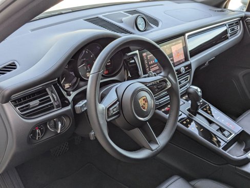 Certified 2025 Porsche Macan image 4
