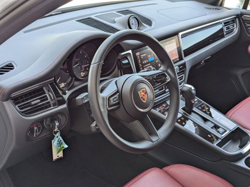 Certified 2025 Porsche Macan image 4