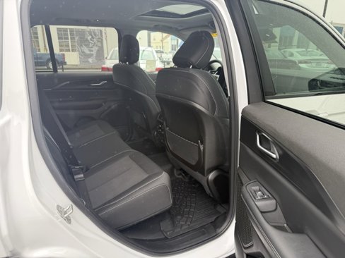 Used 2023 Jeep Grand Cherokee Laredo X image 12
