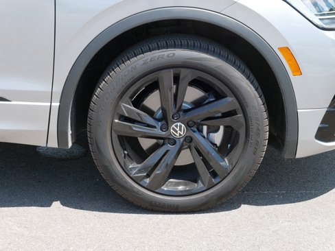 Certified 2024 Volkswagen Tiguan SE R-Line image 15