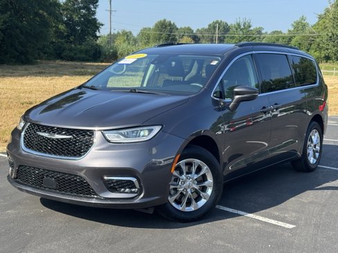 Used 2022 Chrysler Pacifica Touring-L image 2