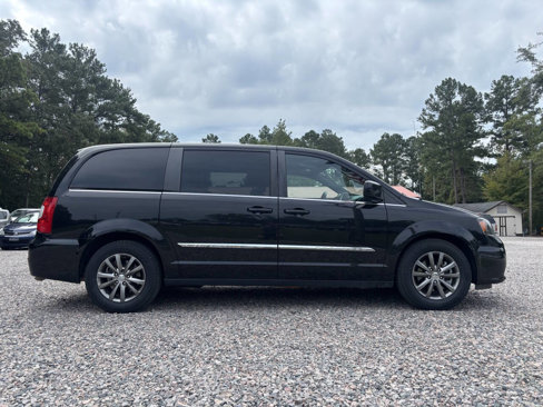 Used 2016 Chrysler Town & Country S image 5
