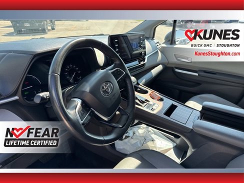 Used 2024 Toyota Sienna XLE image 18
