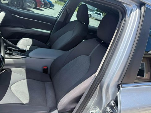 Used 2022 Toyota Camry LE image 14