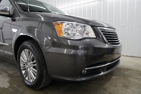 Used 2015 Chrysler Town & Country Touring-L w/ Driver Convenience Group image 3