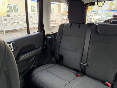 Used 2025 Jeep Wrangler Sahara image 38
