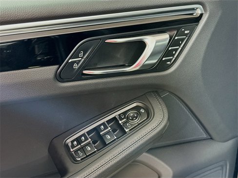 Used 2025 Porsche Macan image 15