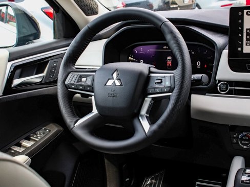 New 2025 Mitsubishi Outlander AWD image 27