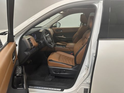 Used 2024 Nissan Pathfinder Platinum image 58