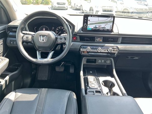 Used 2025 Honda Pilot Touring image 17