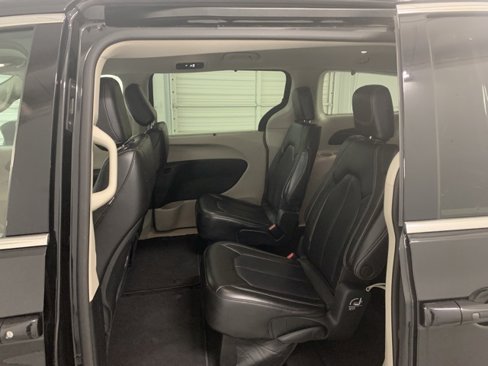 Used 2023 Chrysler Pacifica Touring-L image 5