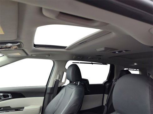 Used 2024 Kia Carnival SX Prestige image 15