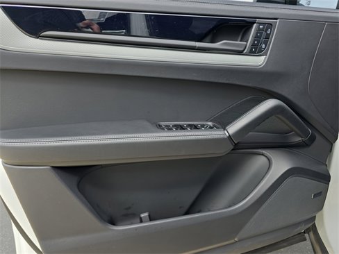 Used 2025 Porsche Cayenne image 27