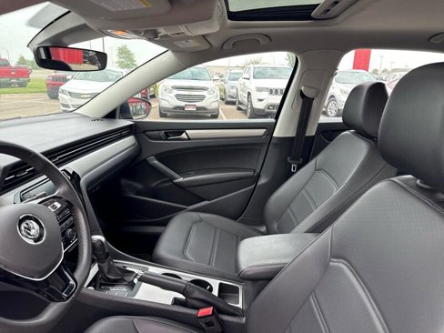 Used 2022 Volkswagen Passat 2.0T SE image 9
