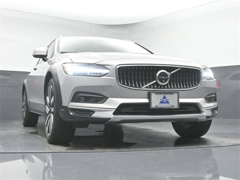 Used 2024 Volvo V90 B6 Cross Country Ultimate image 38