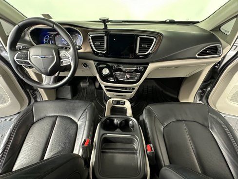 Used 2017 Chrysler Pacifica Premium image 38