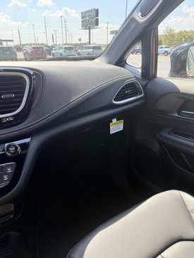 New 2026 Chrysler Pacifica Select image 18