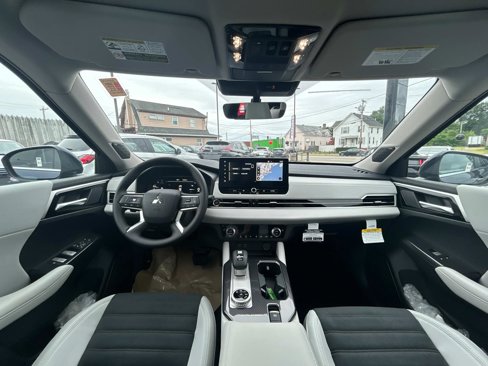 New 2025 Mitsubishi Outlander SE image 8