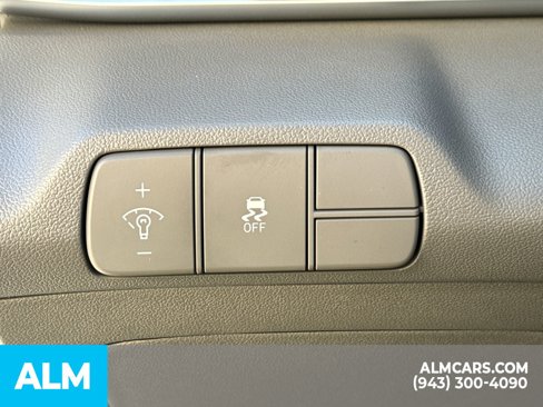 Used 2025 Hyundai Elantra SEL image 40