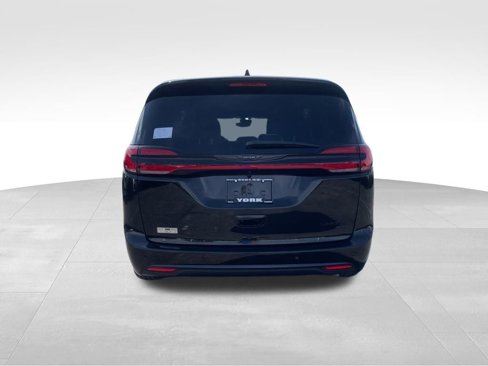 New 2026 Chrysler Pacifica Limited w/ Uconnect Theater Family Group image 4