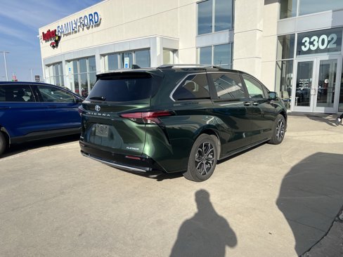 Used 2025 Toyota Sienna Platinum image 4