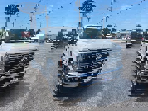 New 2025 Ford F250 XLT w/ FX4 Off-Road Package image 3