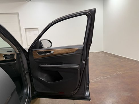 Used 2025 Volkswagen Atlas SE image 62