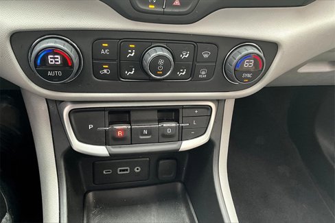 Used 2023 GMC Terrain SLE w/ Driver Convenience Package image 15