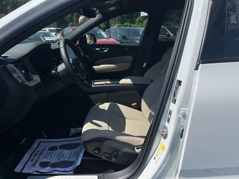 New 2026 Volvo XC60 B5 Plus image 11