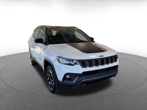 Used 2025 Jeep Compass Trailhawk image 3