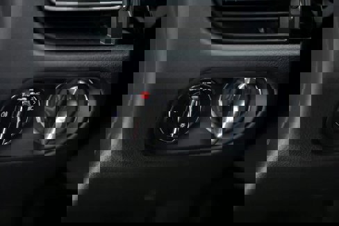 Certified 2025 Porsche Macan image 24