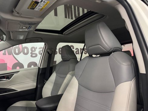 Used 2022 Toyota RAV4 XLE Premium image 17